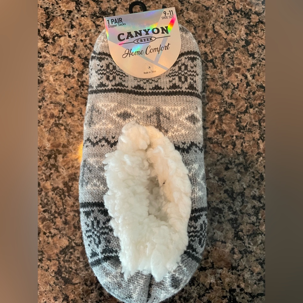 Xhilaration Gray and White Patterned Slipper Socks